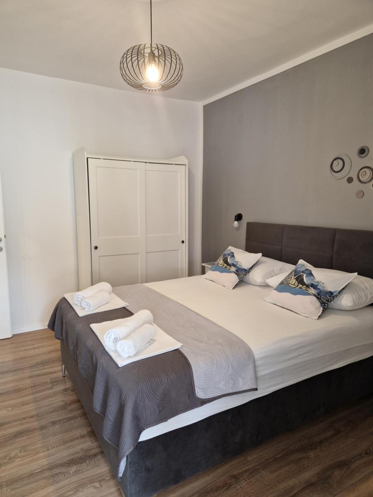 Apartments Jadranka Новаля Екстериор снимка